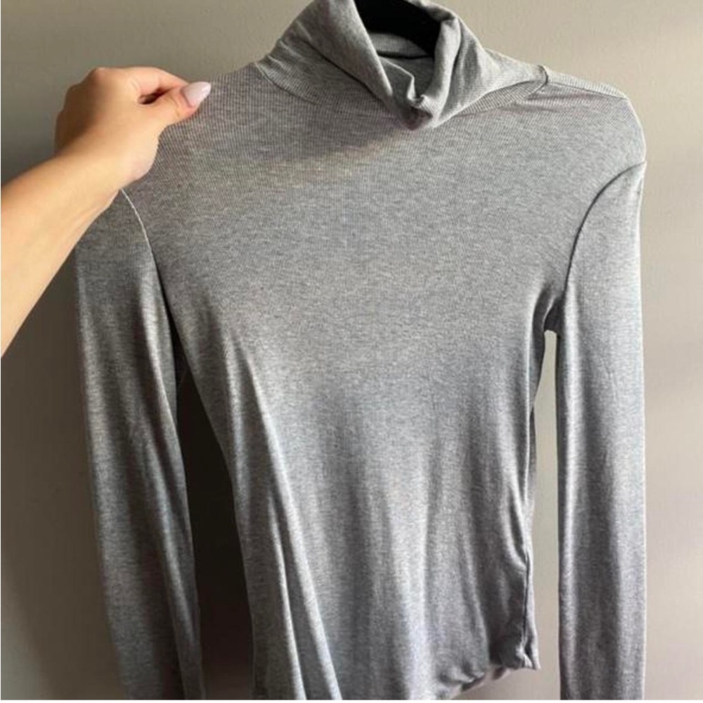 Aritzia long sleeve turtle neck Sundays best fits like a small